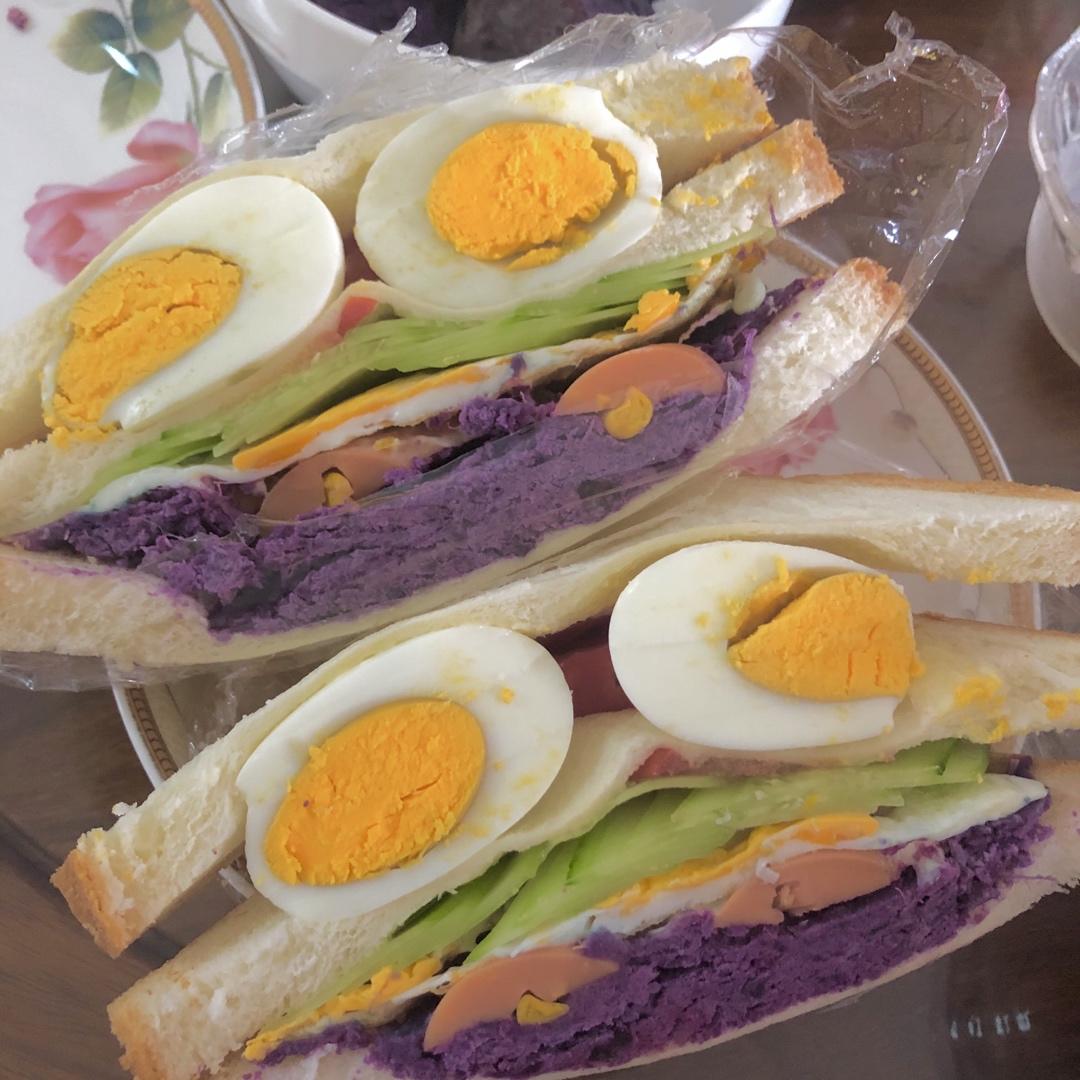 自制早餐三明治，色香味俱全