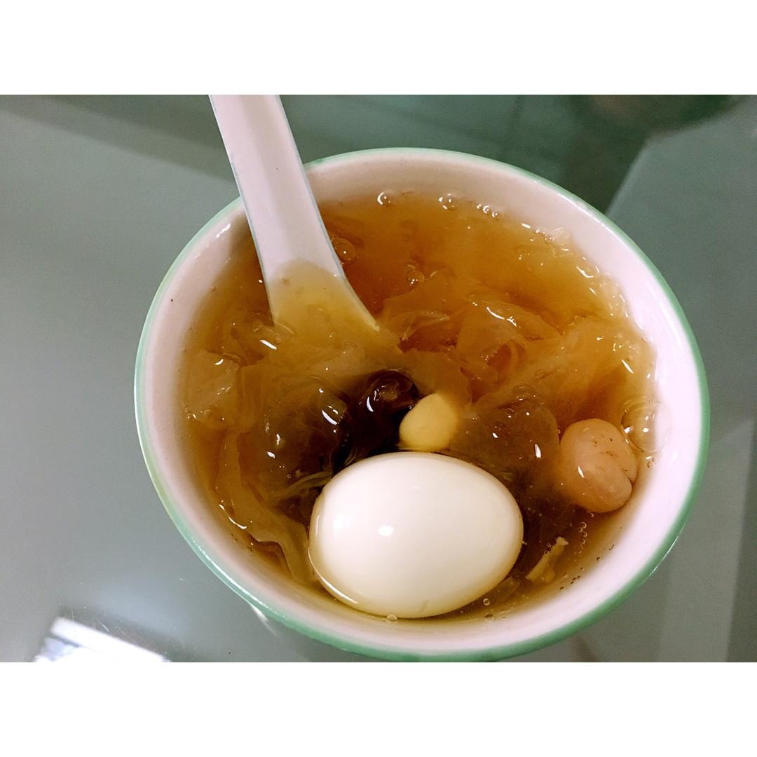 银耳红枣莲子羹Tremella jujube lotus nuts sweet soup