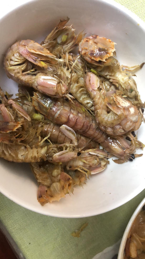 无油炸版的椒盐皮皮虾和巧拨虾壳的方法