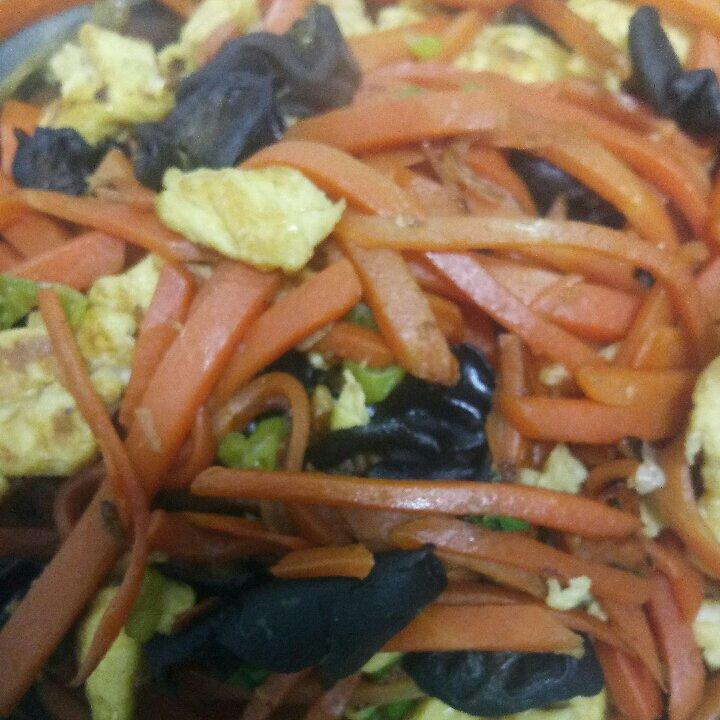 巨好吃的木耳红萝卜炒鸡蛋