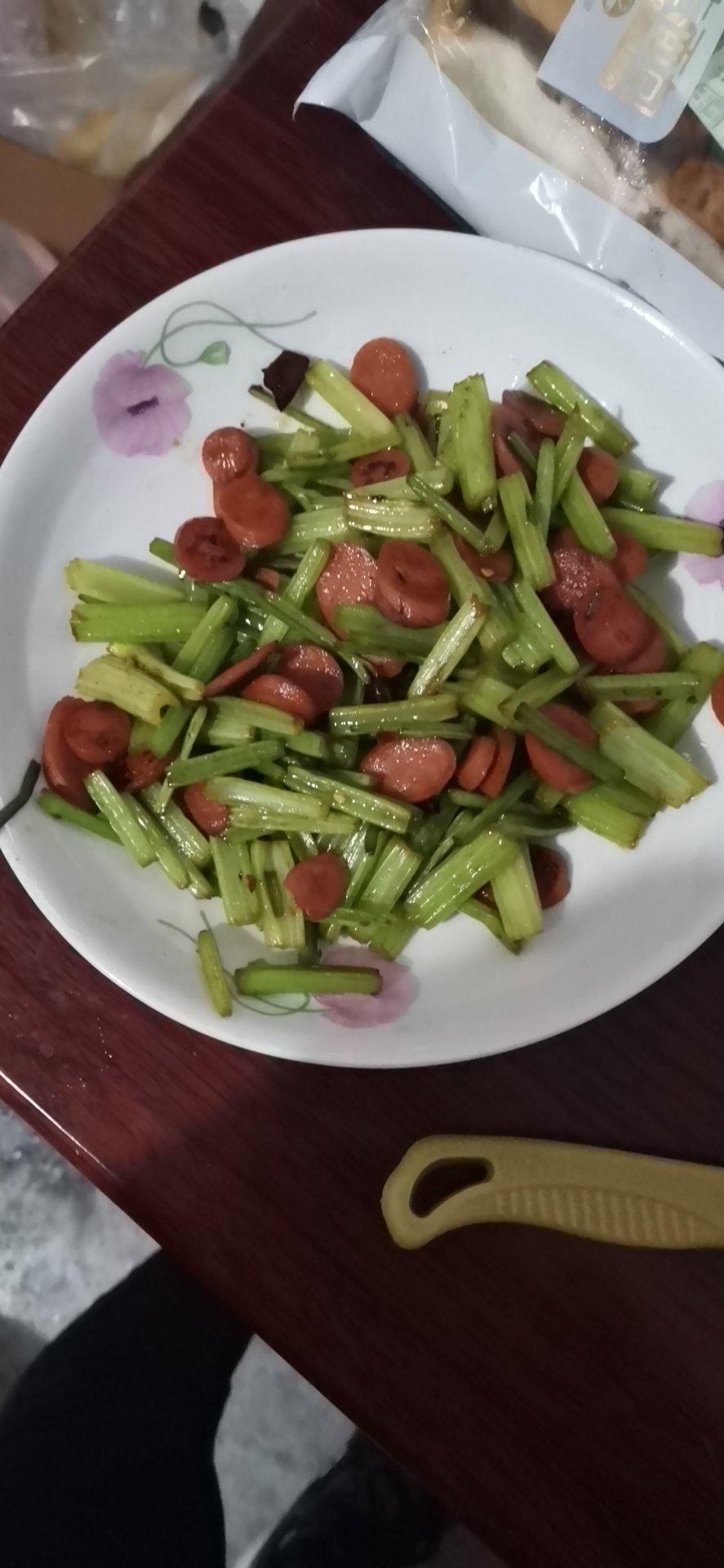 芹菜炒火腿，好做又低脂