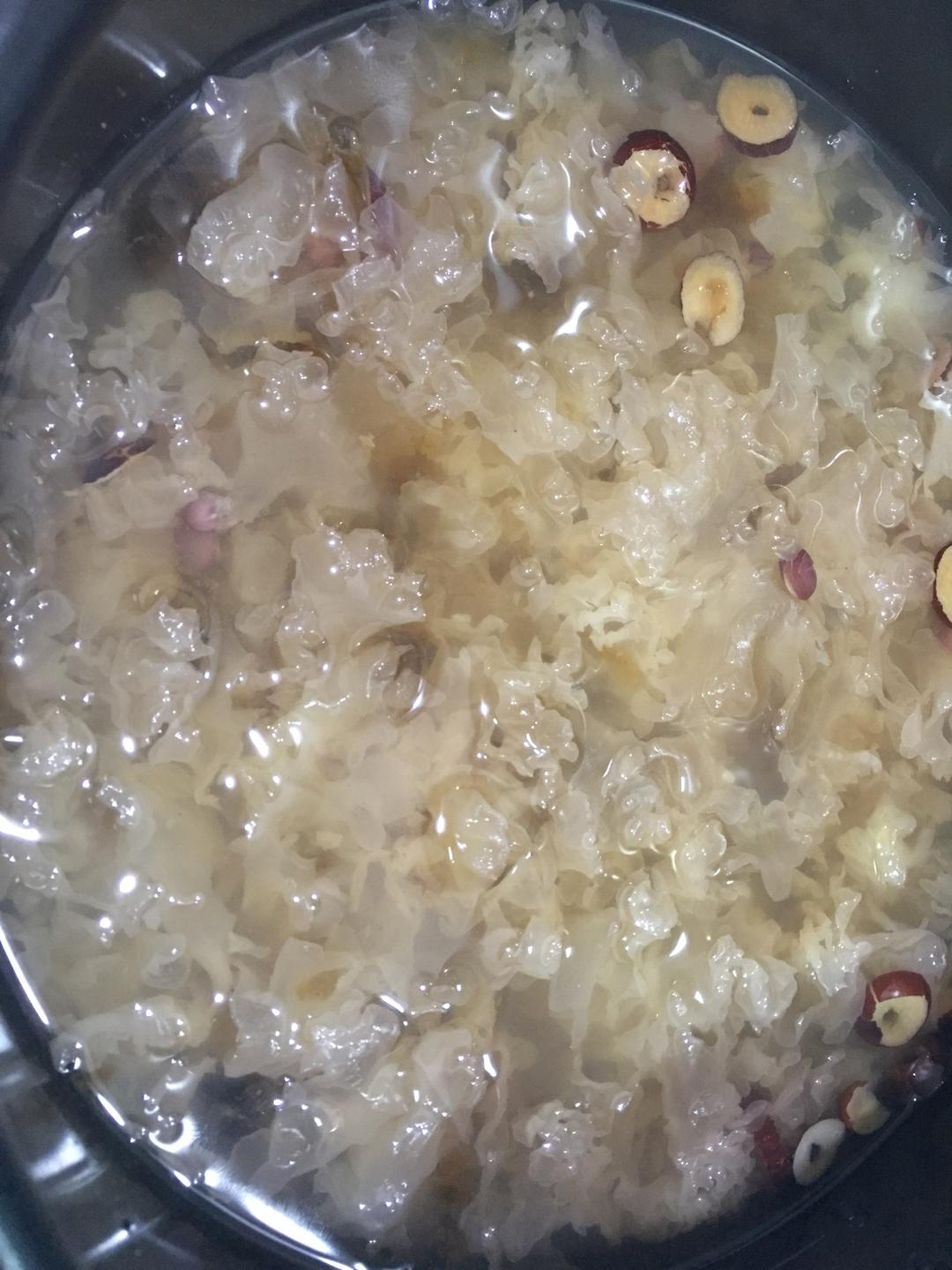 银耳红豆桃胶汤