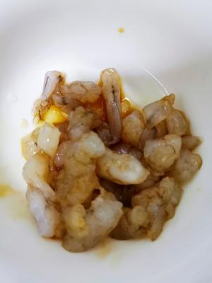 [无米炒饭]没有一粒米的虾仁蛋炒饭的做法 步骤1