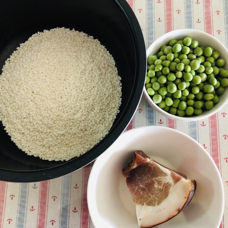 腊肉豌豆糯米饭的做法 步骤1