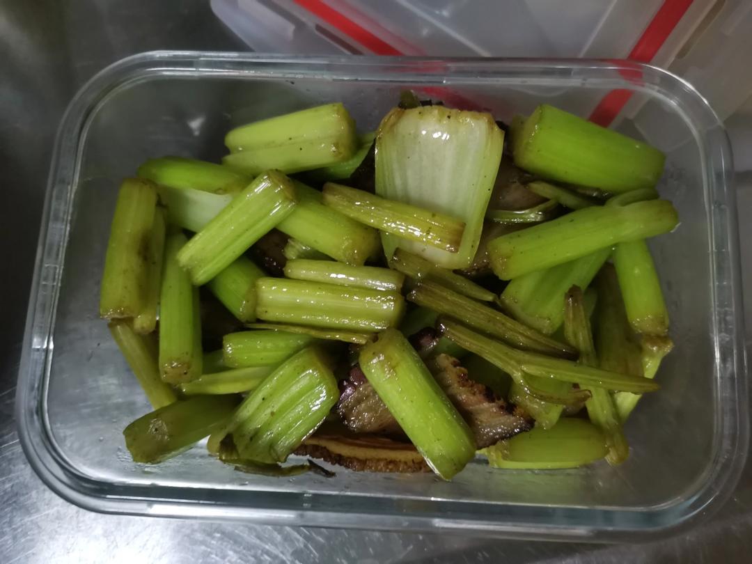 腊肉炒芹菜