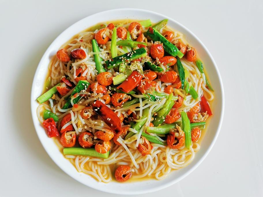 麻辣虾尾米粉🍝的做法