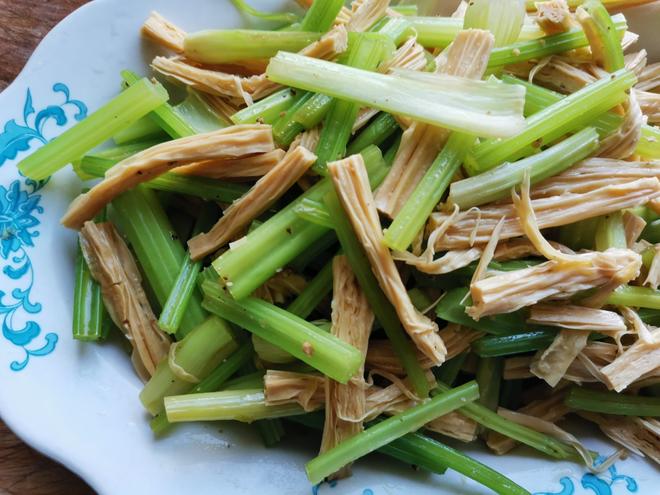 芹菜炒腐竹，高纤维高蛋白，清爽下饭的做法