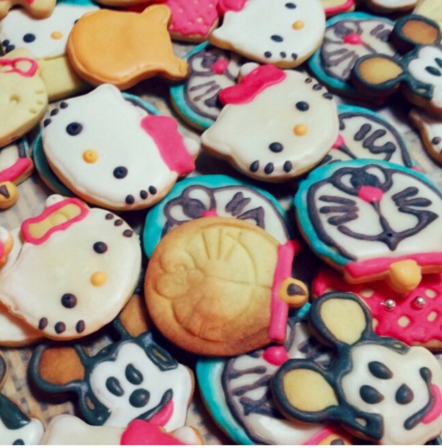 卡通动物立体饼干--抱大杏仁的小松鼠