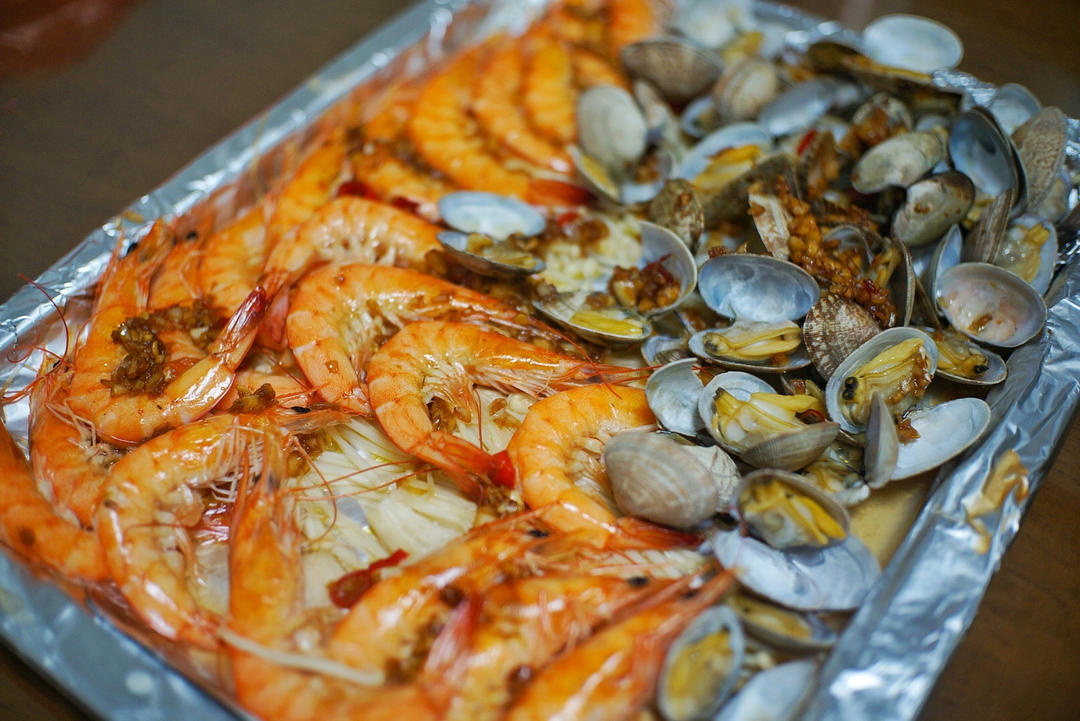 蒜蓉金针菇烤花蛤虾