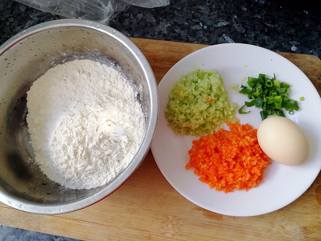 营养轻脂早餐：蔬菜手抓饼的做法 步骤1