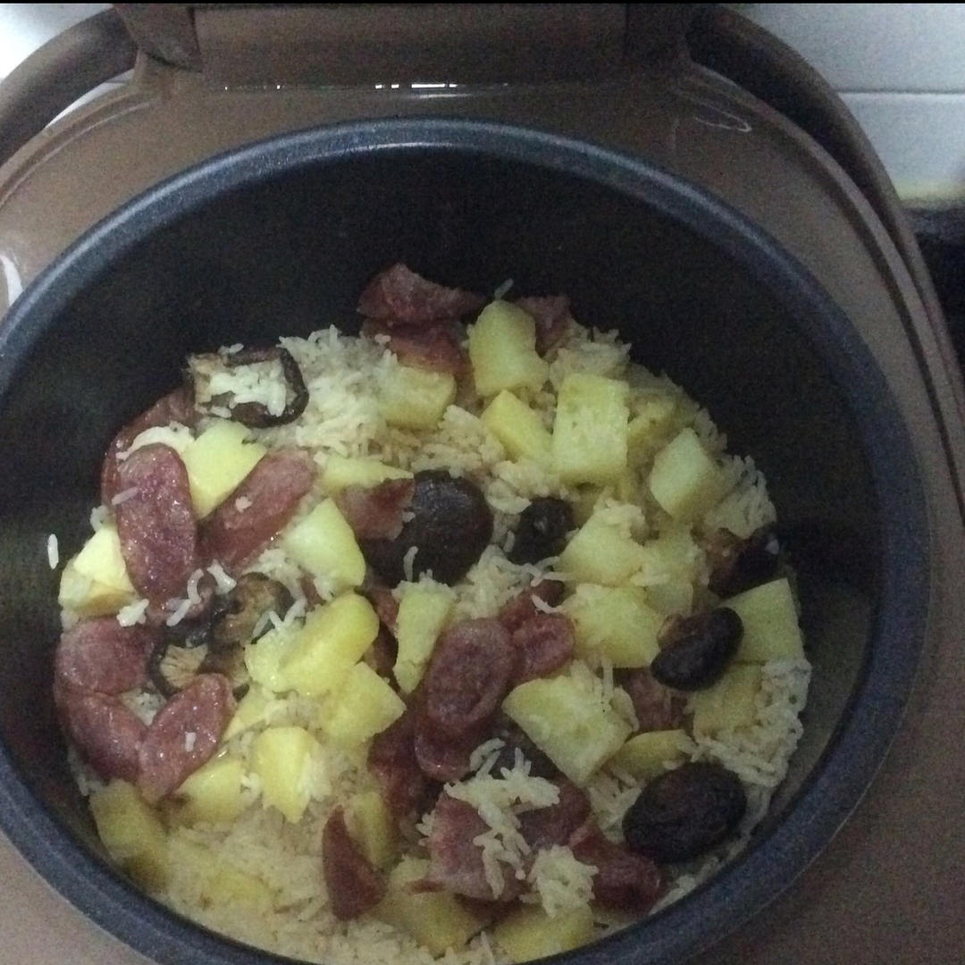 香菇腊肠土豆焖饭