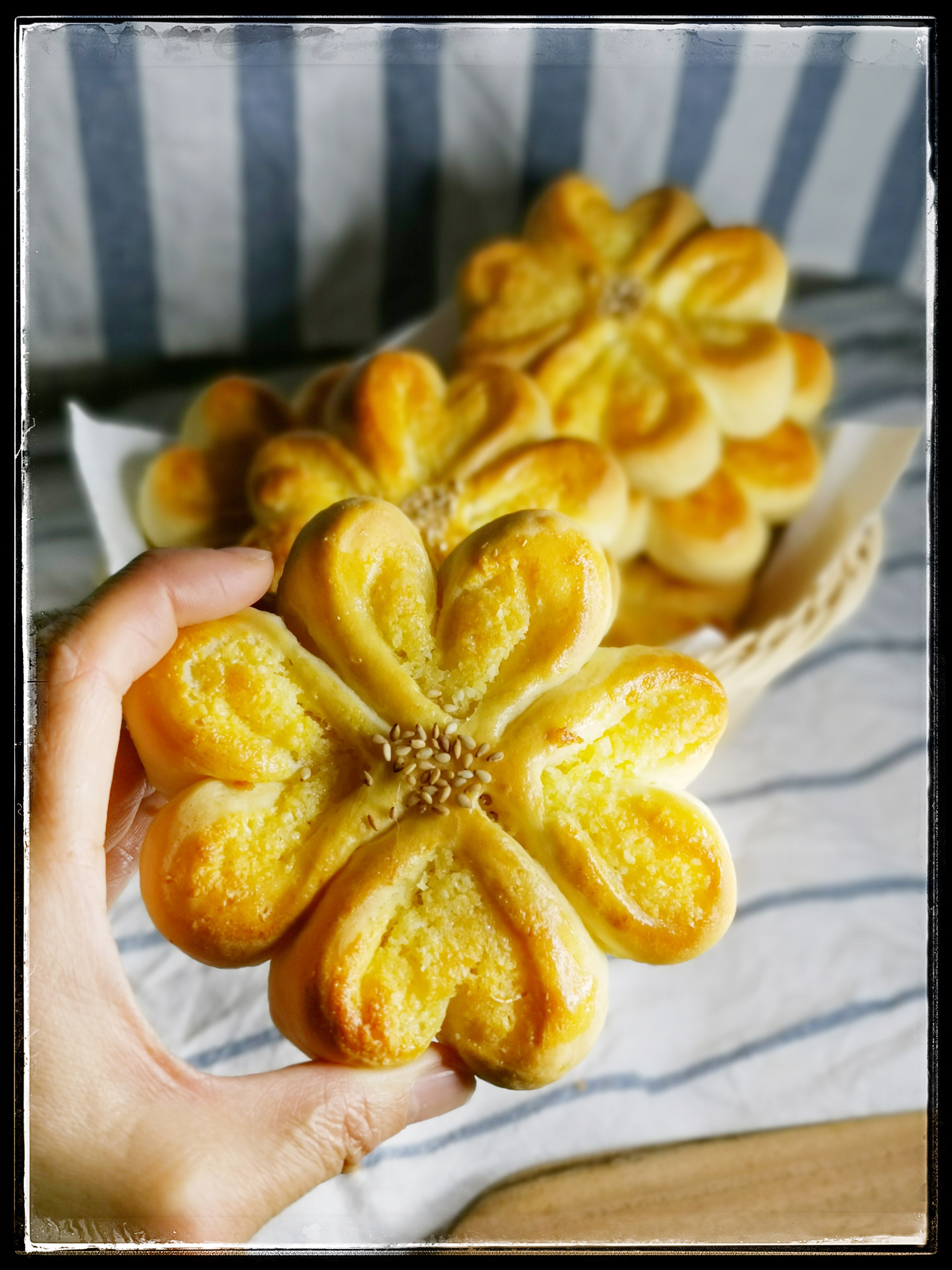 超软花朵椰蓉面包，仅需一次发酵，造型简单立体，持续柔软隔夜不变硬