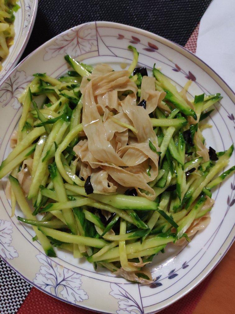 蓦然回首敏姐做的凉拌黄瓜豆皮