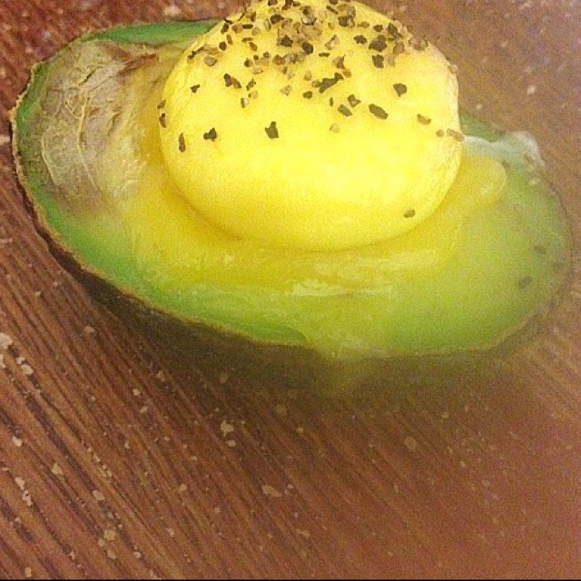 牛油果烤鸡蛋