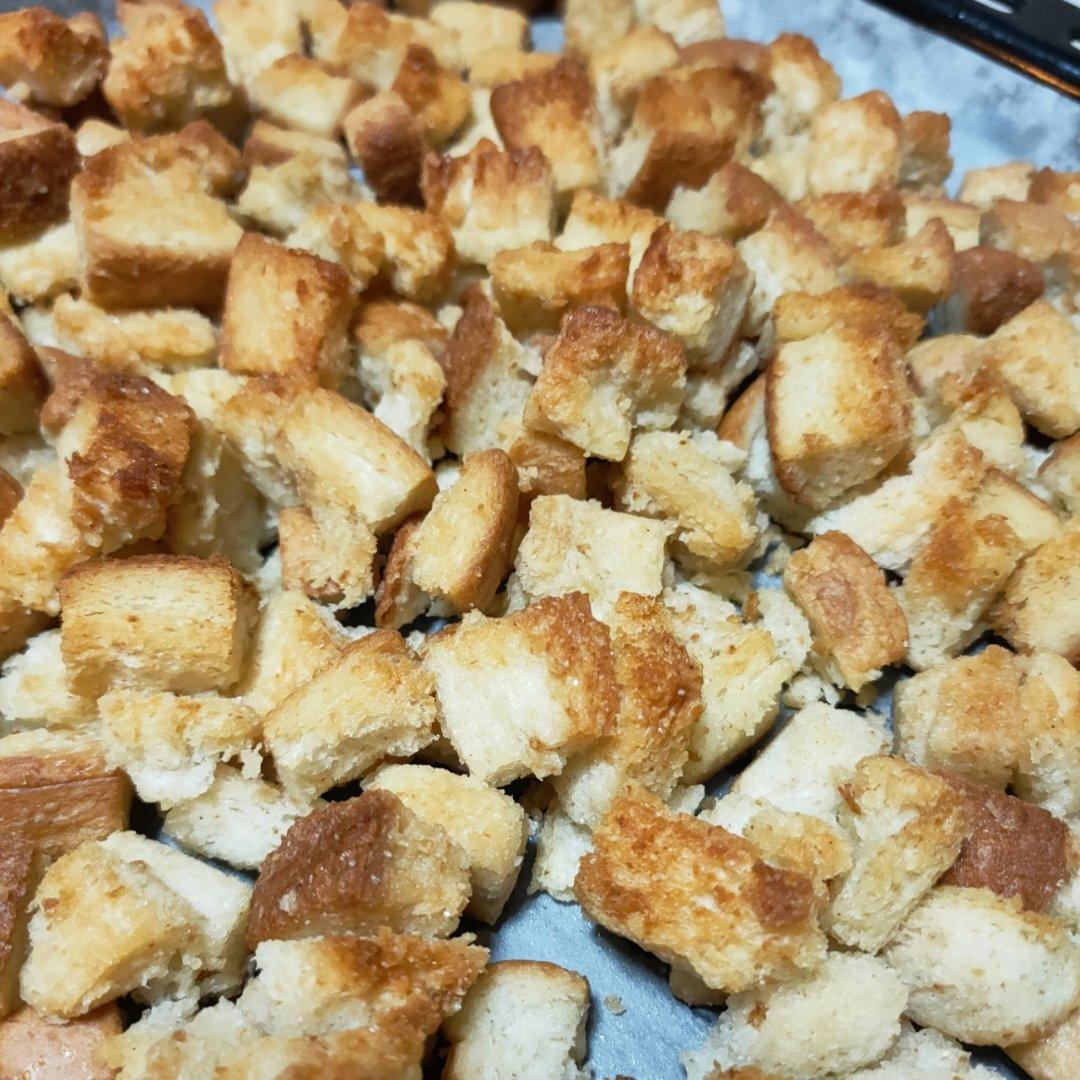 超级简单的焦糖肉桂面包粒