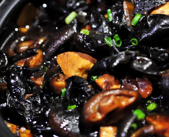 香菇黑木耳焖鸡胸肉 （两碗米饭的标配）的做法