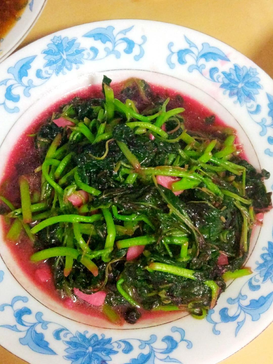 天真的兔子做的蒜茸炒红苋菜