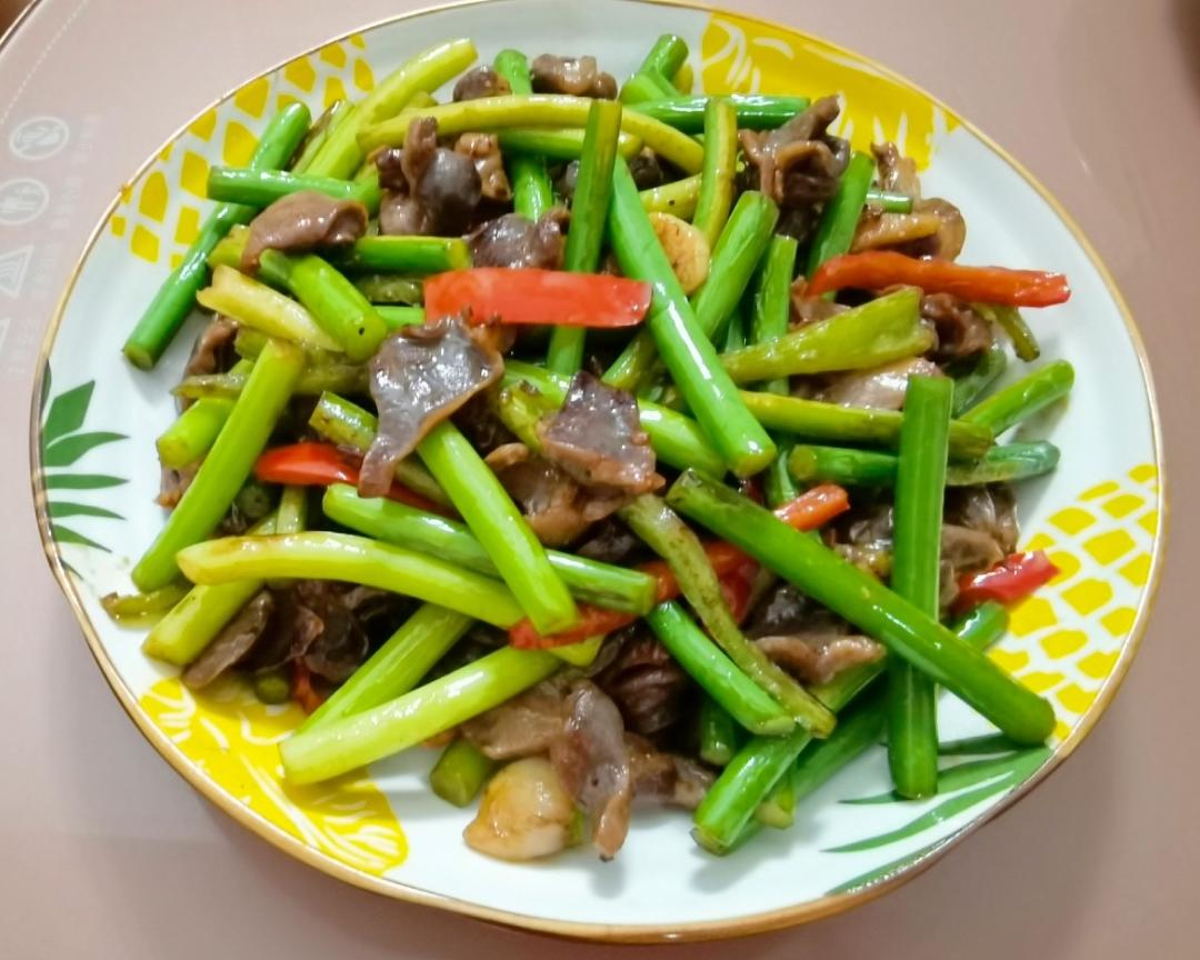 香辣鸡胗炒蒜苔的做法
