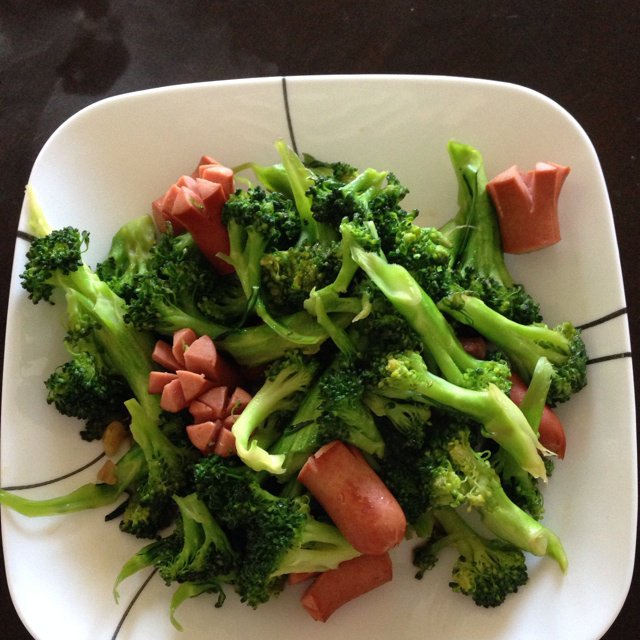 蒜香西兰花炒脆皮肠