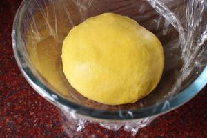 南瓜蜜豆乳酪软面包的做法 步骤2