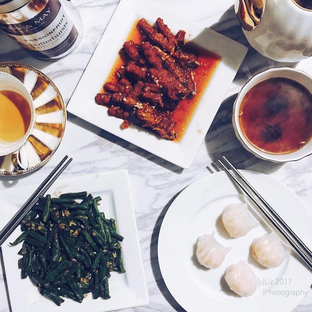 爱是在一起，吃很多很多顿饭。