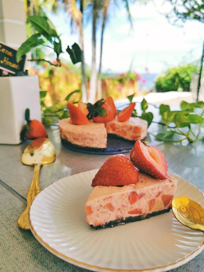 草莓果粒冻芝士蛋糕