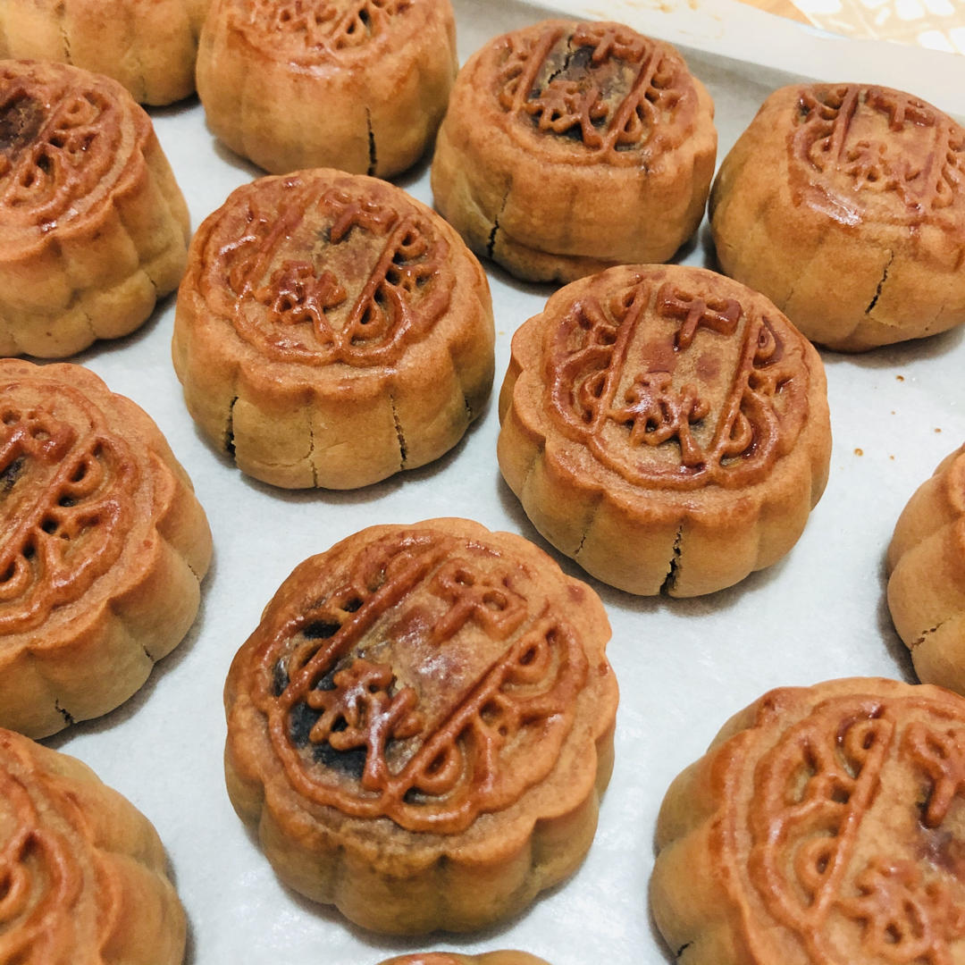 广式月饼—蛋黄芝麻月饼