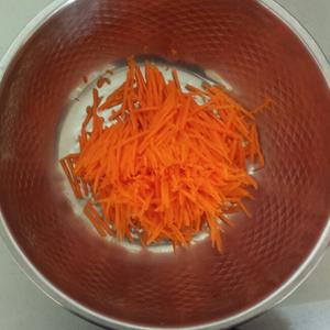 宝宝食谱胡萝卜丝煎蛋的做法 步骤1
