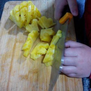菠萝果酱(七岁儿童版)的做法 步骤1