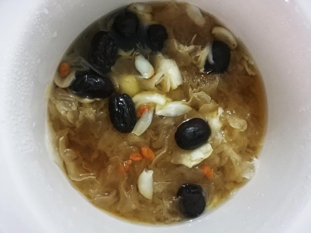 银耳红枣黑枸杞羹