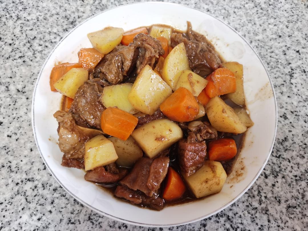 红烧牛腩炖土豆