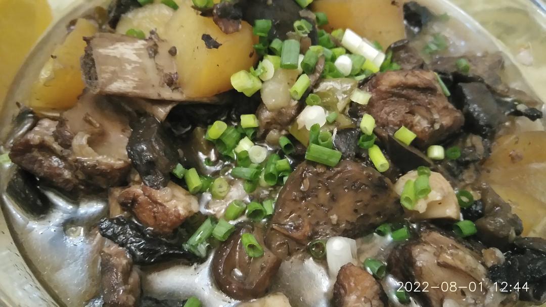 野菌焖排骨（黑虎掌菌，牛肝菌，鹅蛋菌）