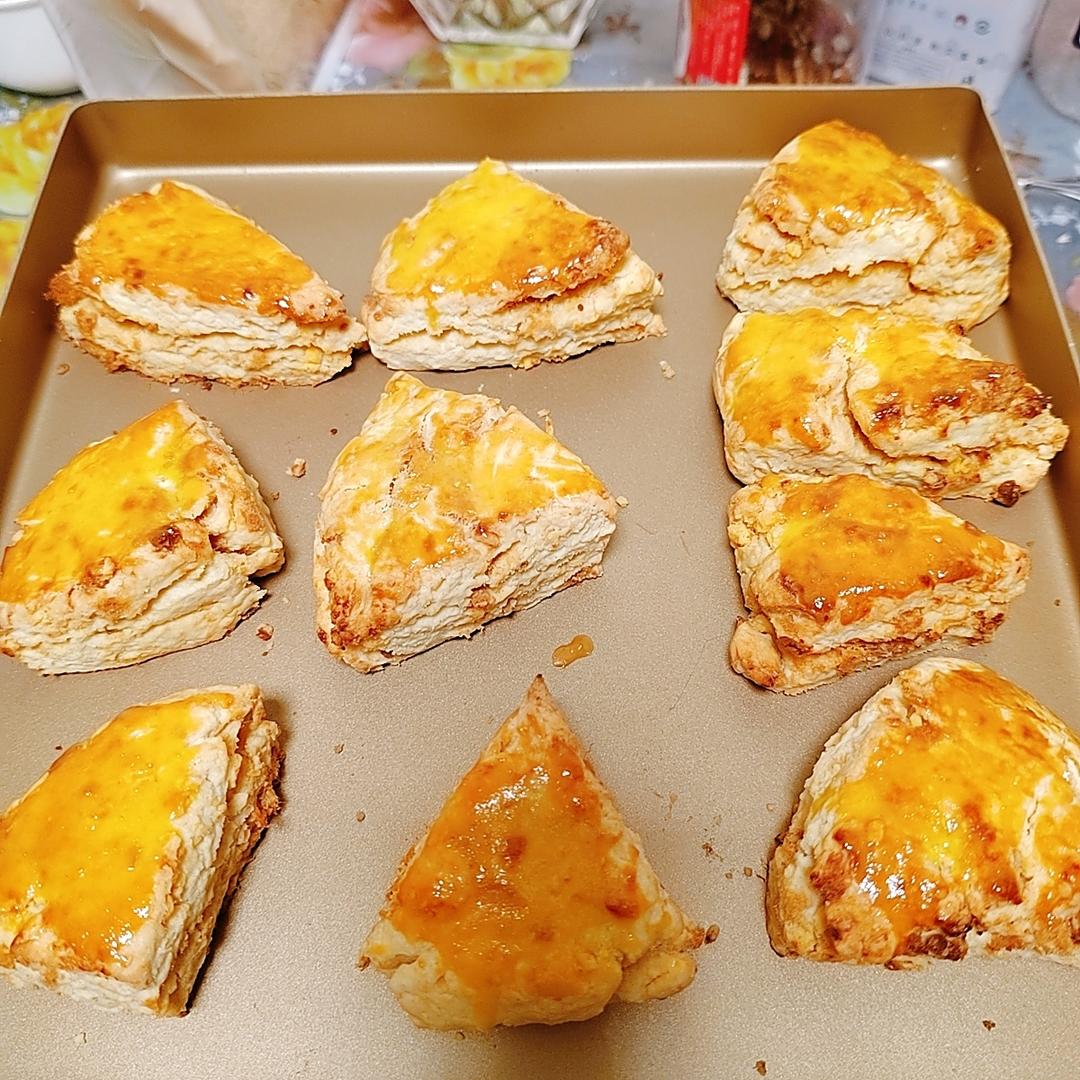 咸蛋黄肉松司康