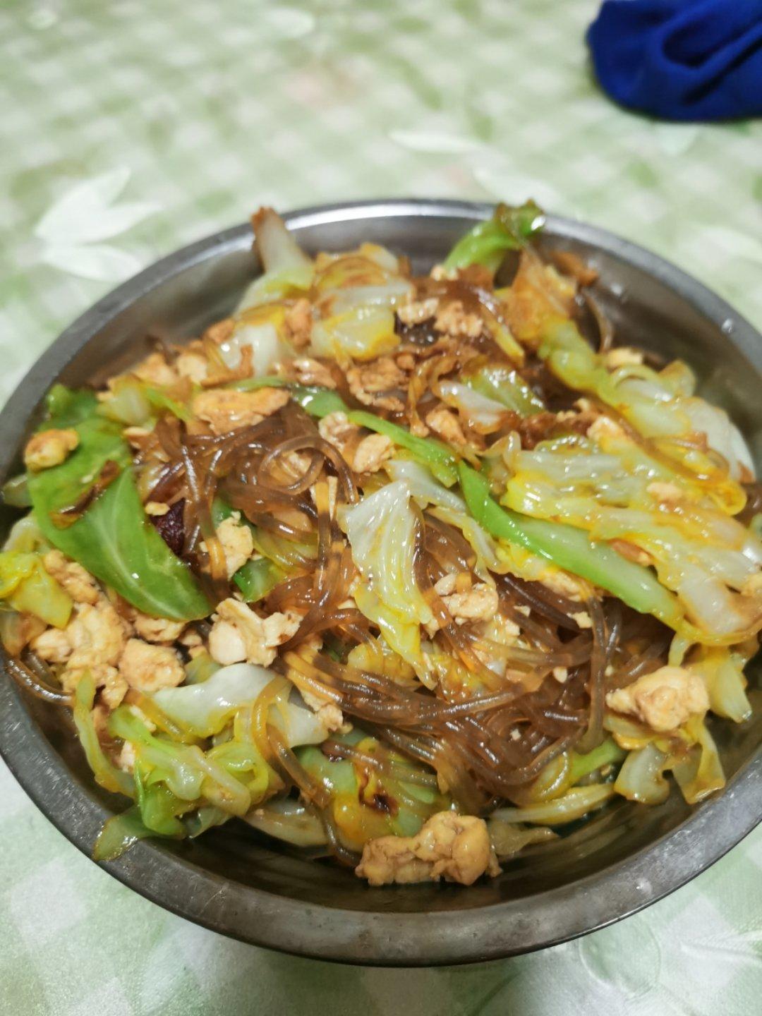 看似普通却超级下饭的圆白菜炒粉丝