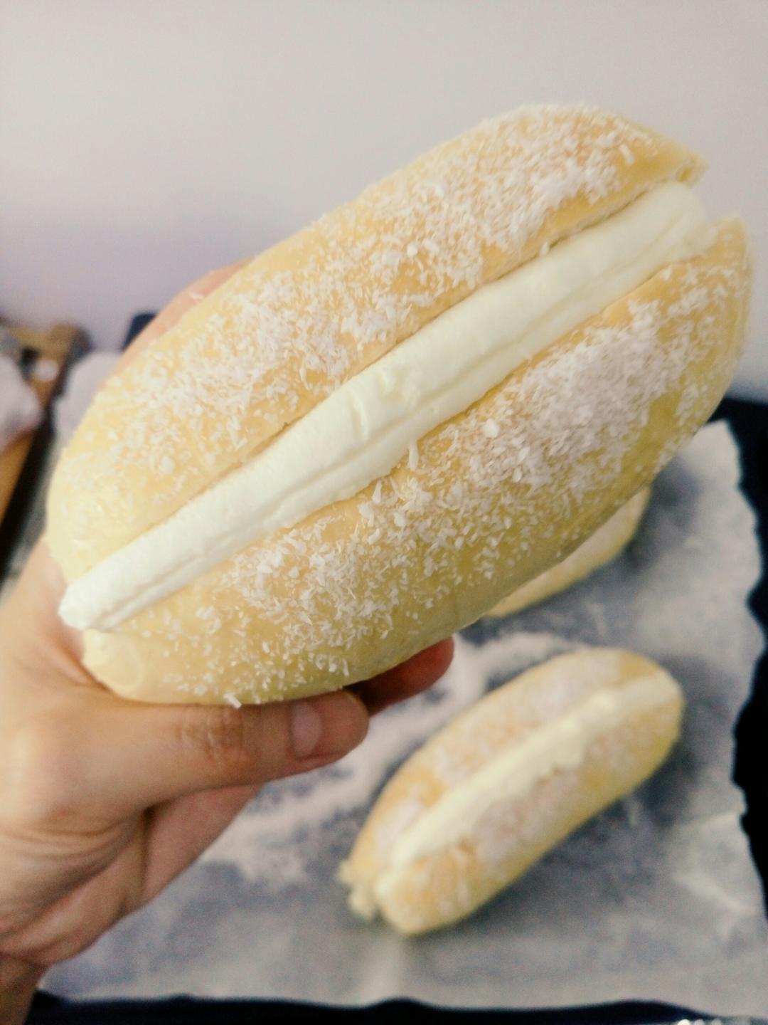 儿时去面包房必买的［椰丝奶油包］