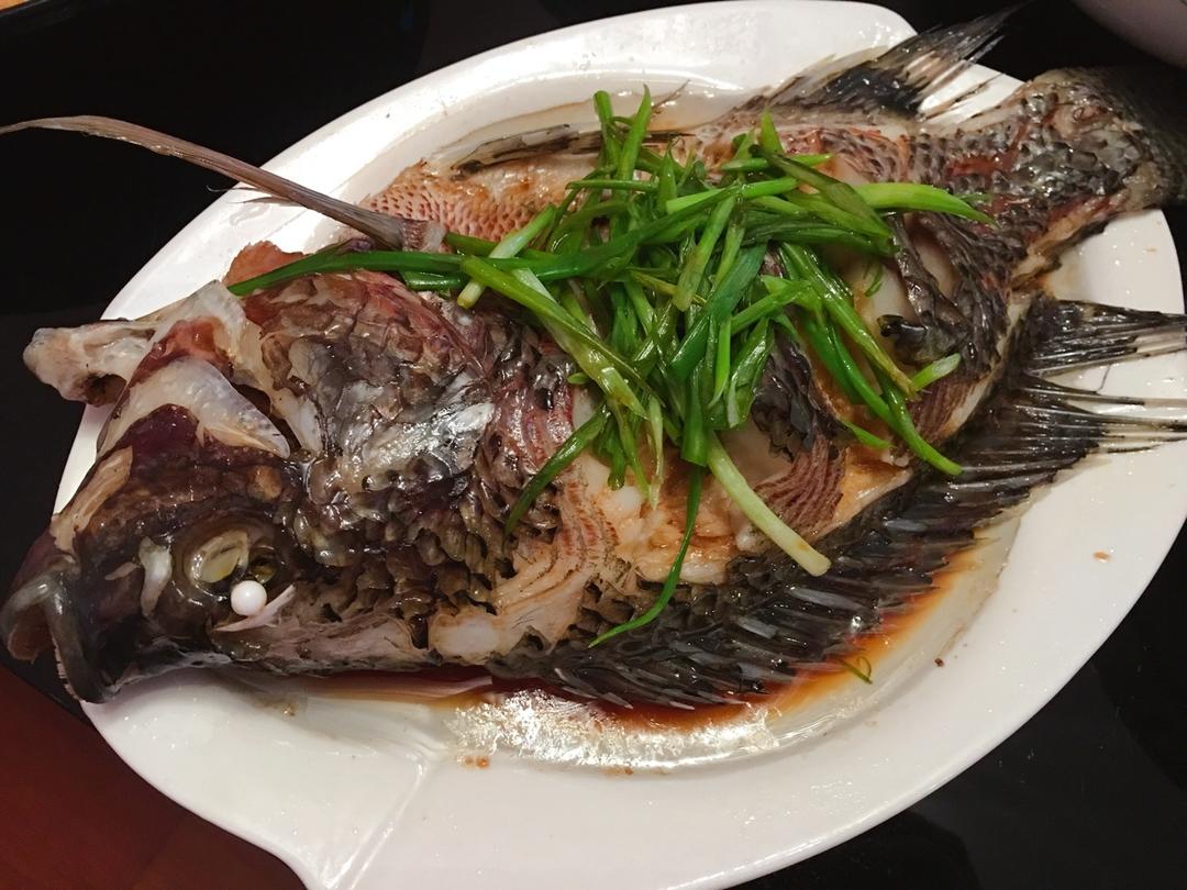 佩尼ge做的过年餐桌上少不了的菜清蒸罗非鱼