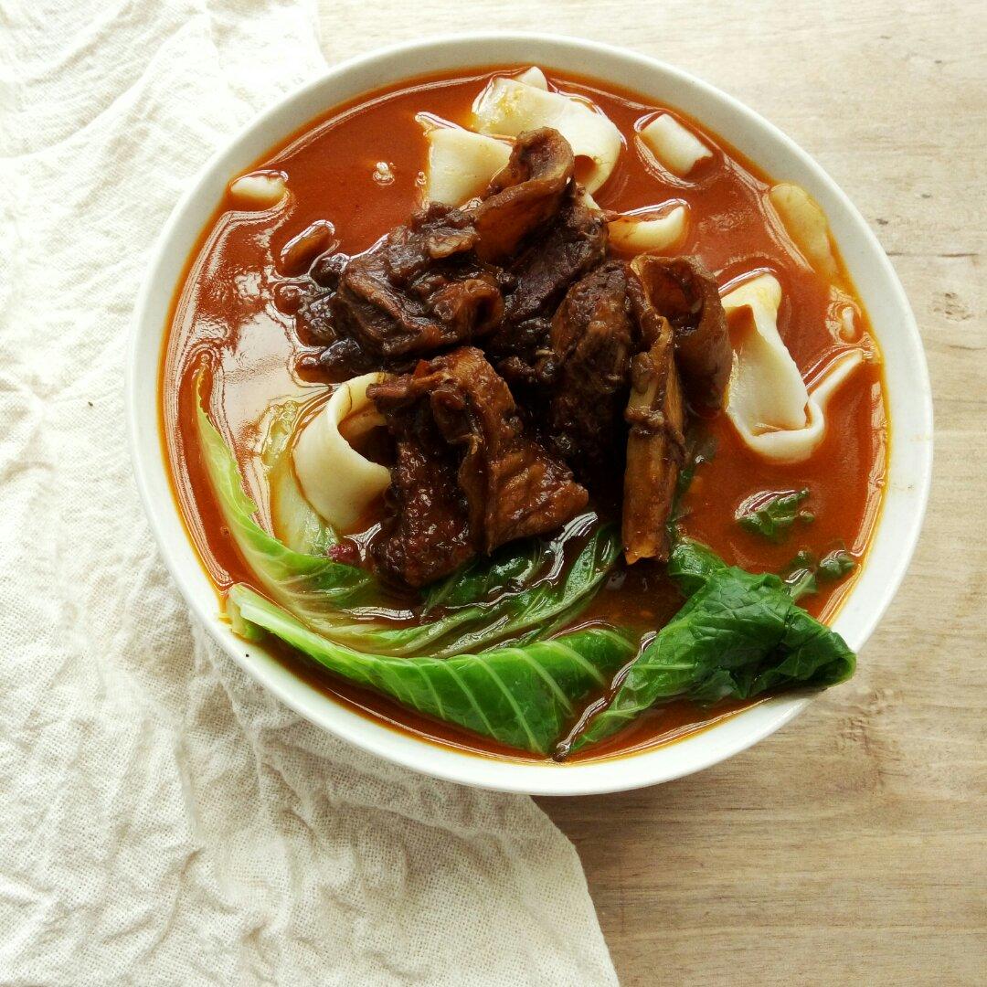 一个甜甜又酸酸做的牛肉刀削面