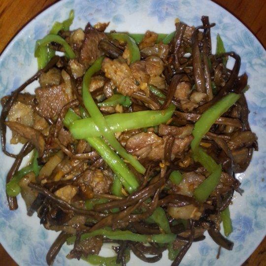 五花肉干锅茶树菇