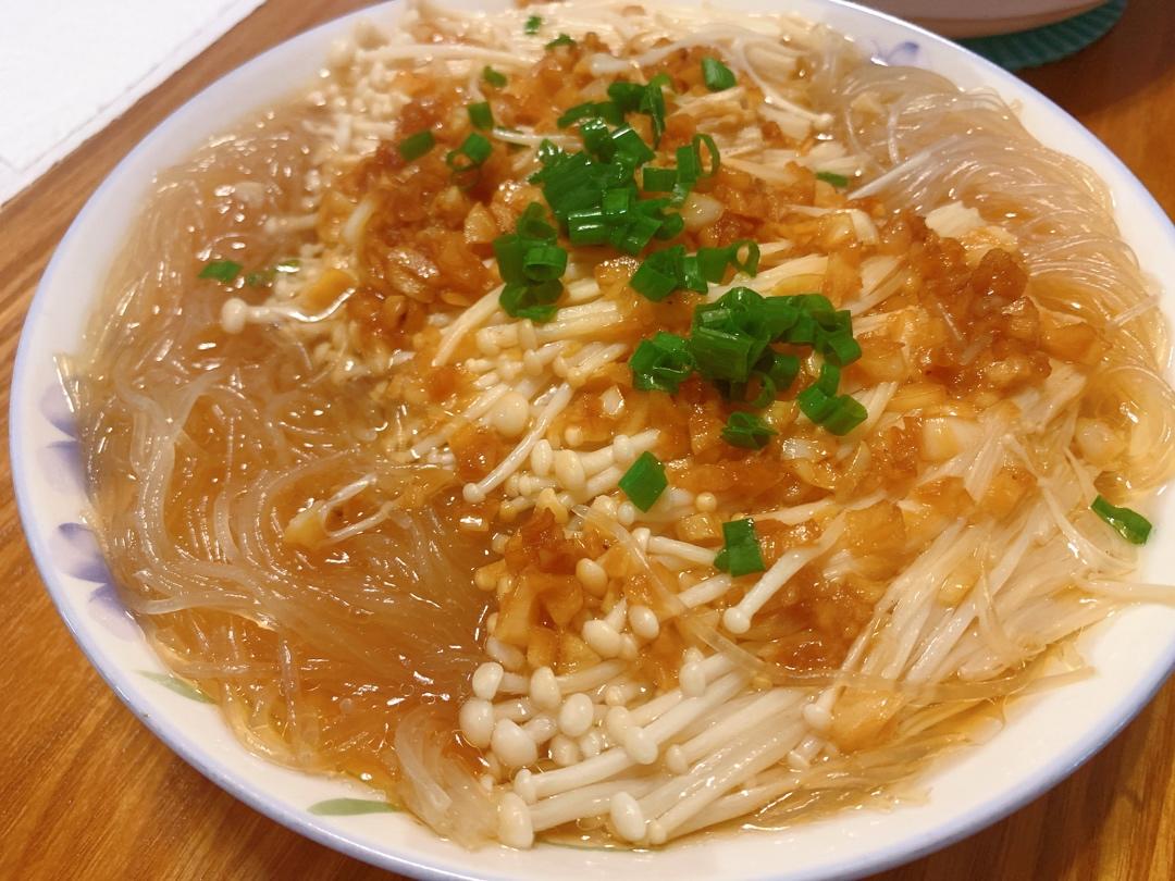 一烨织秋做的蒜蓉蒸金针菇粉丝小心上瘾