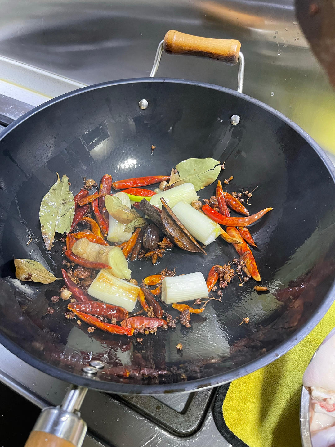 吃着碗里望着锅里的红烧肉