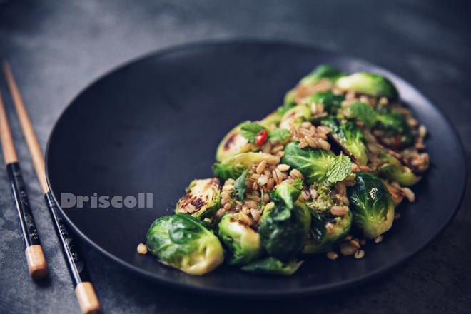 魚露孢子甘藍大麥沙拉的做法