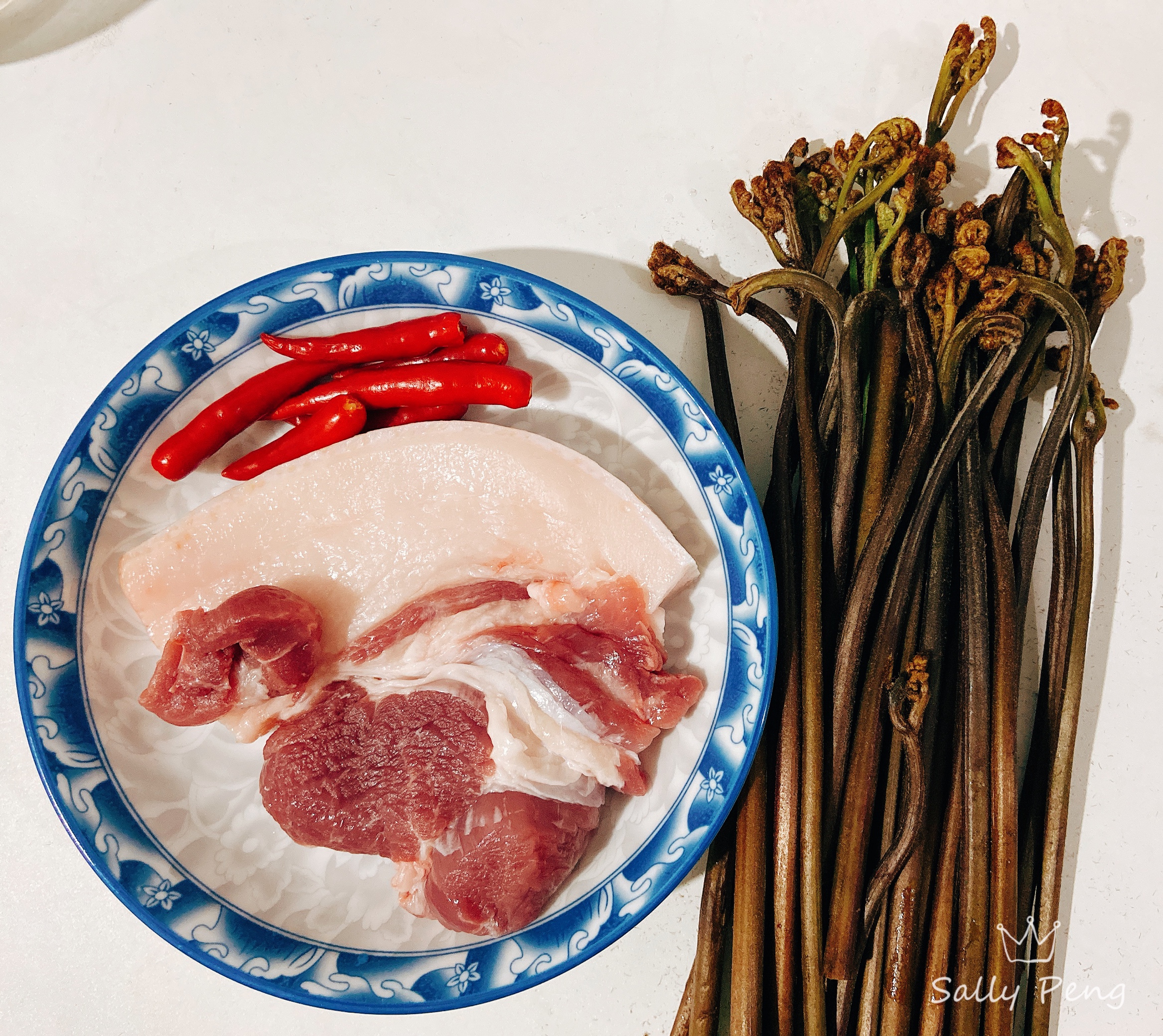 蕨菜炒肉的做法 步骤1