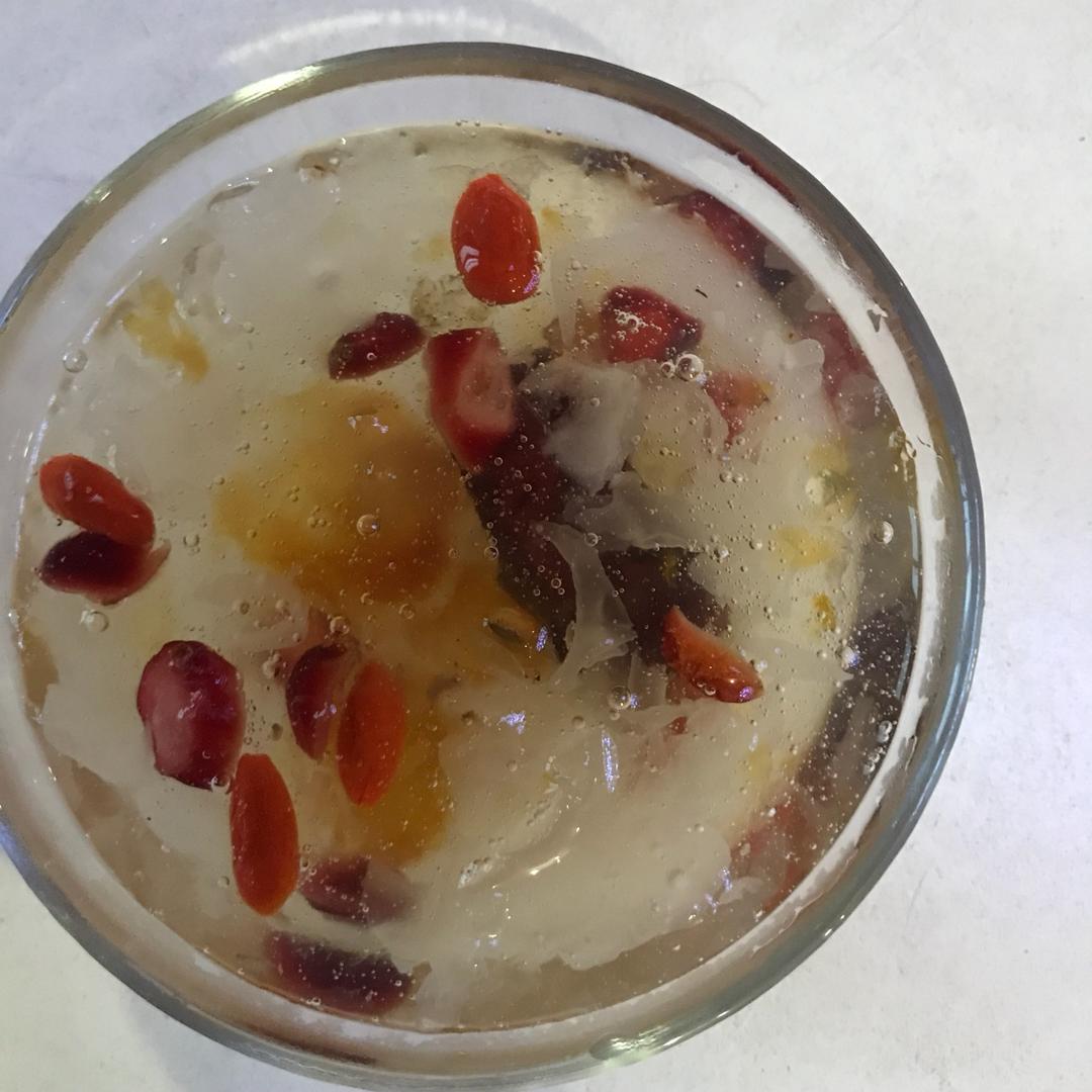 桃胶雪燕皂角米营养炖品