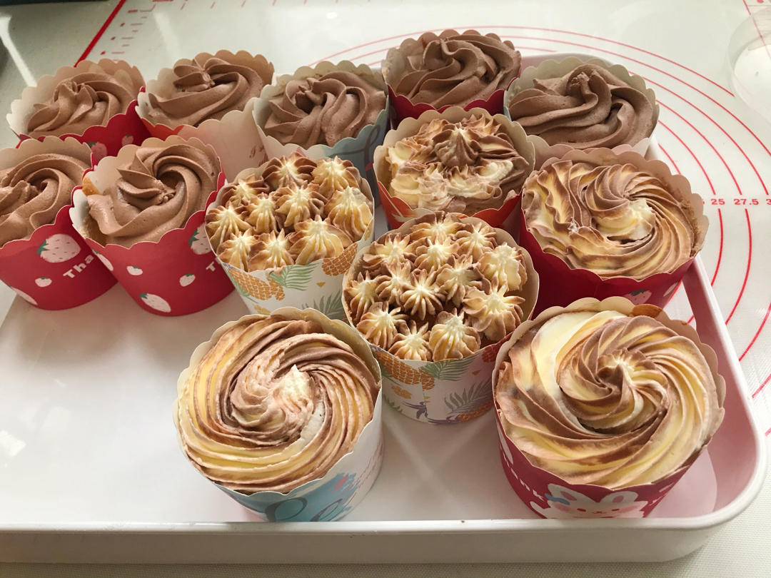 巧克力香缇奶油制作方法 浓醇巧克力奶油蛋糕 纸杯蛋糕