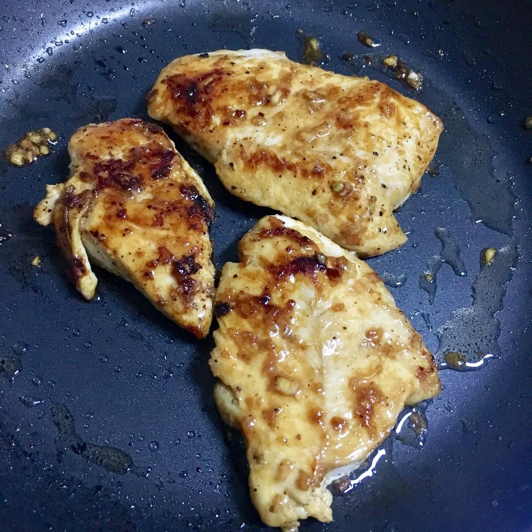 酷炫屌炸天好吃的煎鸡胸肉（香蒜蜂蜜煎鸡胸肉）