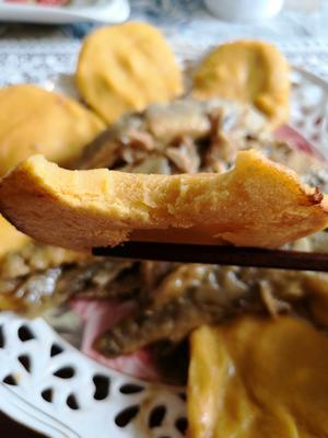 超级好吃的烫面铁锅贴玉米饼油炸小黄花鱼超级赞🐟的做法 步骤9