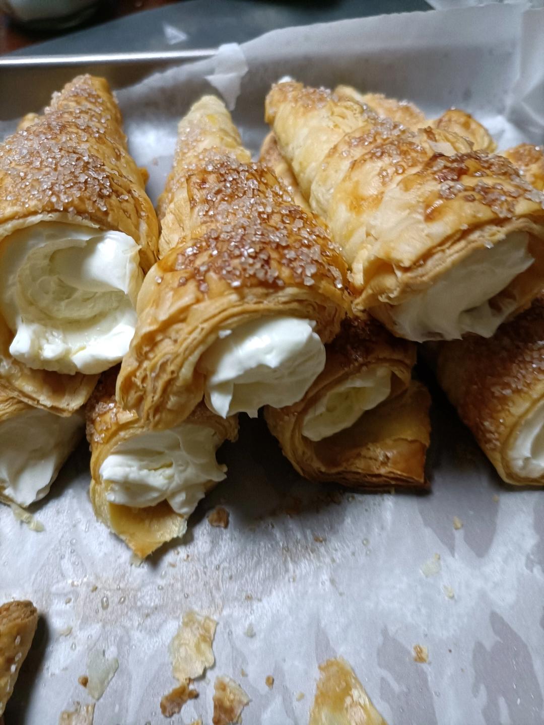 杏仁片咸奶油霜蛋糕卷