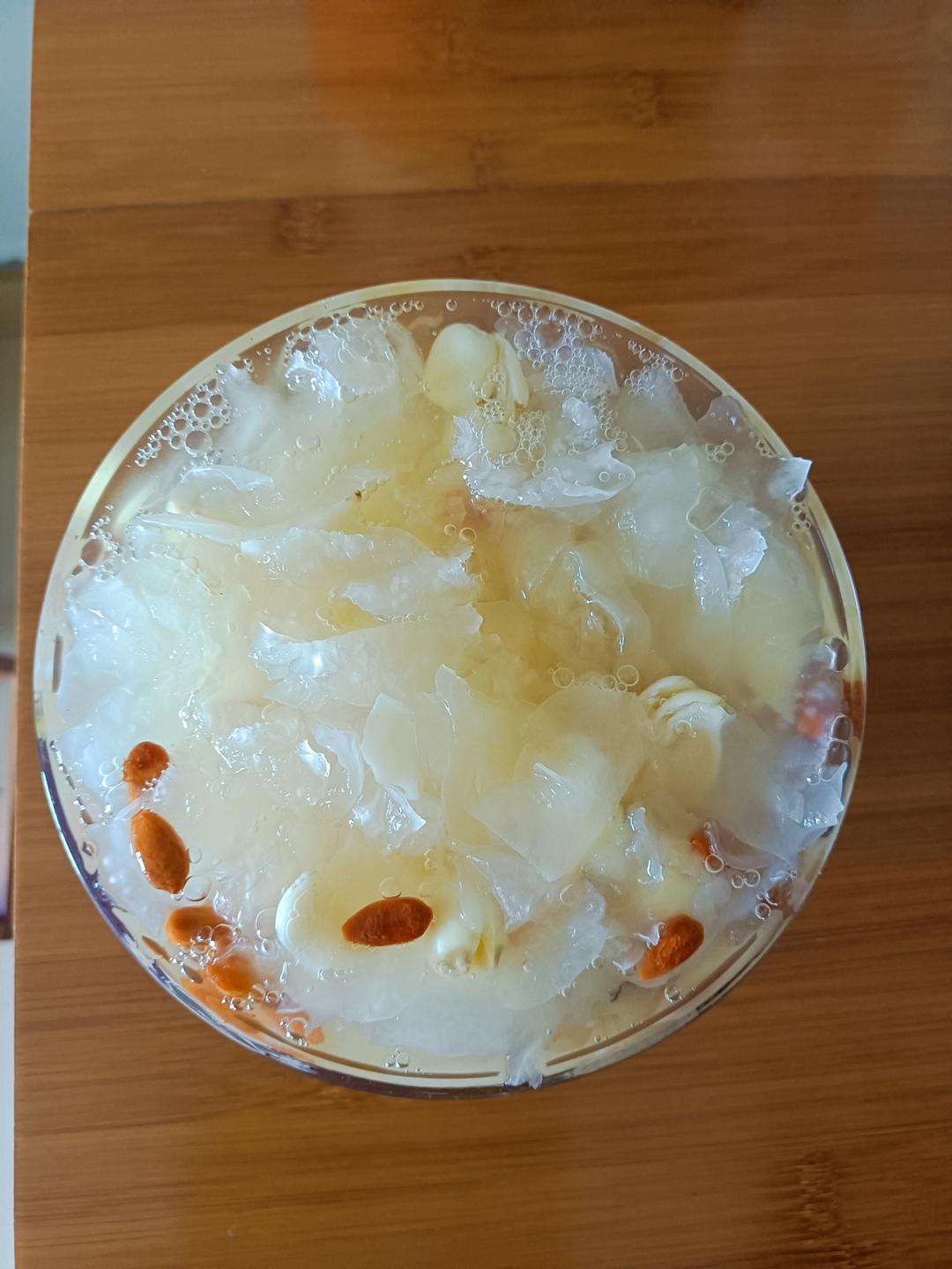 莲子银耳百合羹