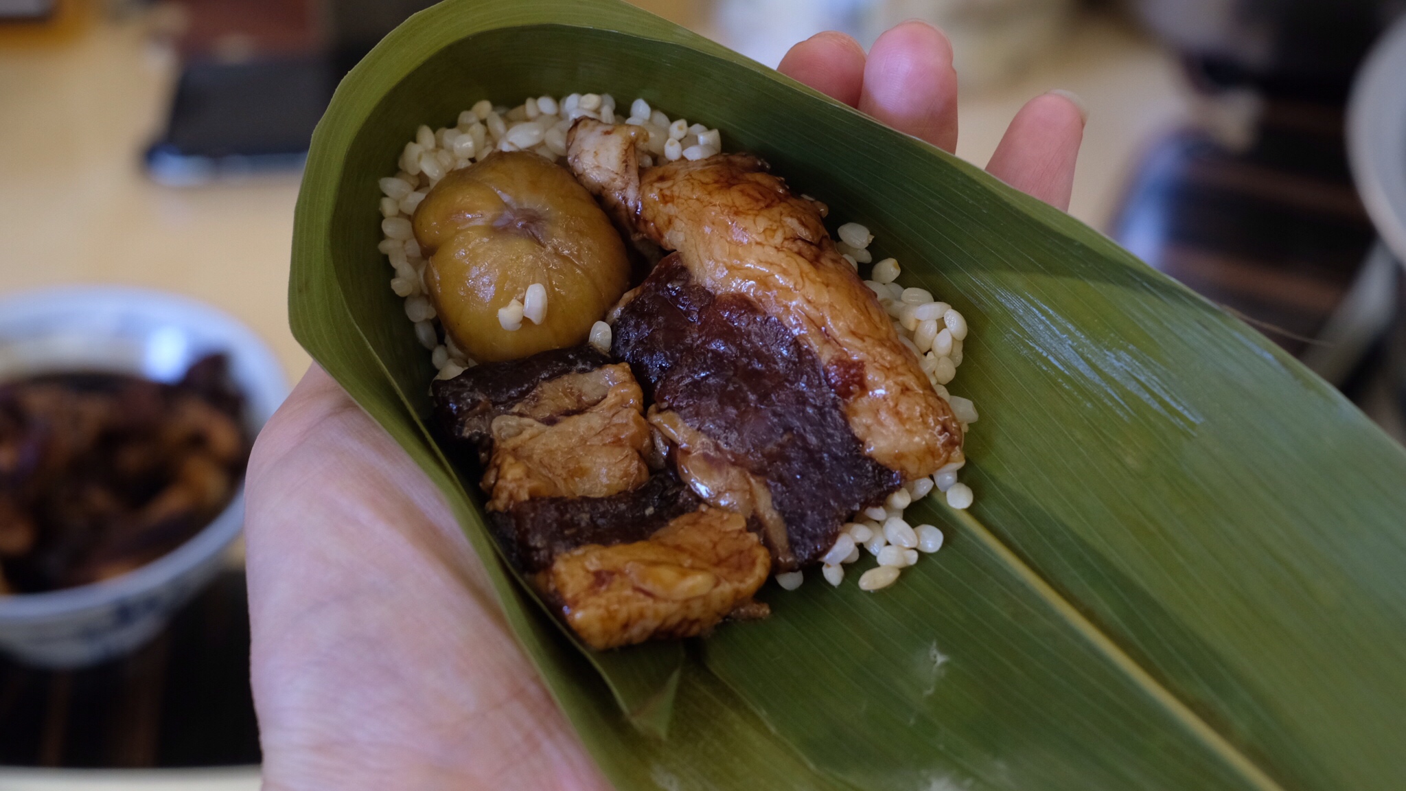 巨好吃的香菇蛋黄肉粽子（附四角粽外婆的包法视频）的做法 步骤13