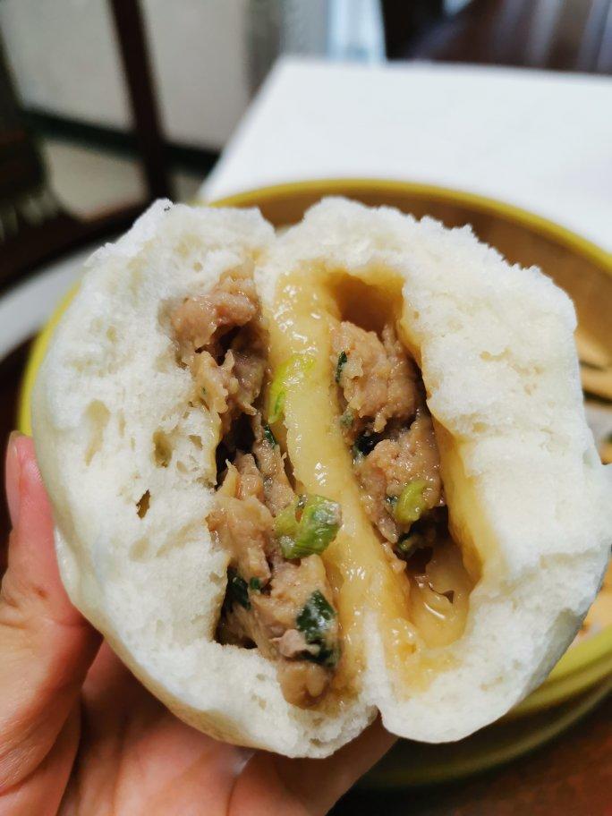 松软多汁的肉包子